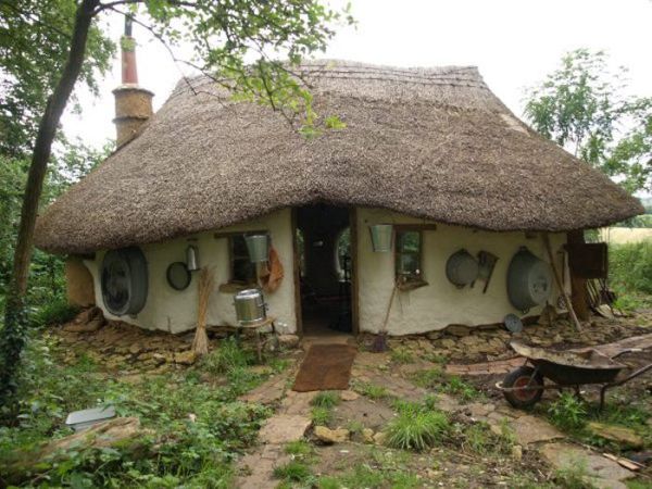 Cob house built for $250 from mud, straw and clay - no power tools used