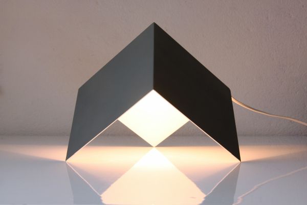 Light Object: A position shifting lamp by Wesley Dudok