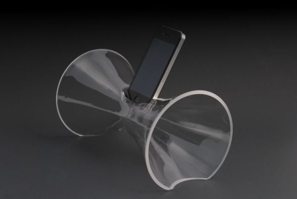 Display iPhone and make it sound better with elegant glass amplifier