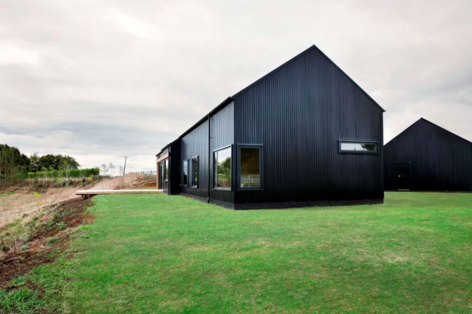 Contemporary Black Barn in Waikato wins National ...
