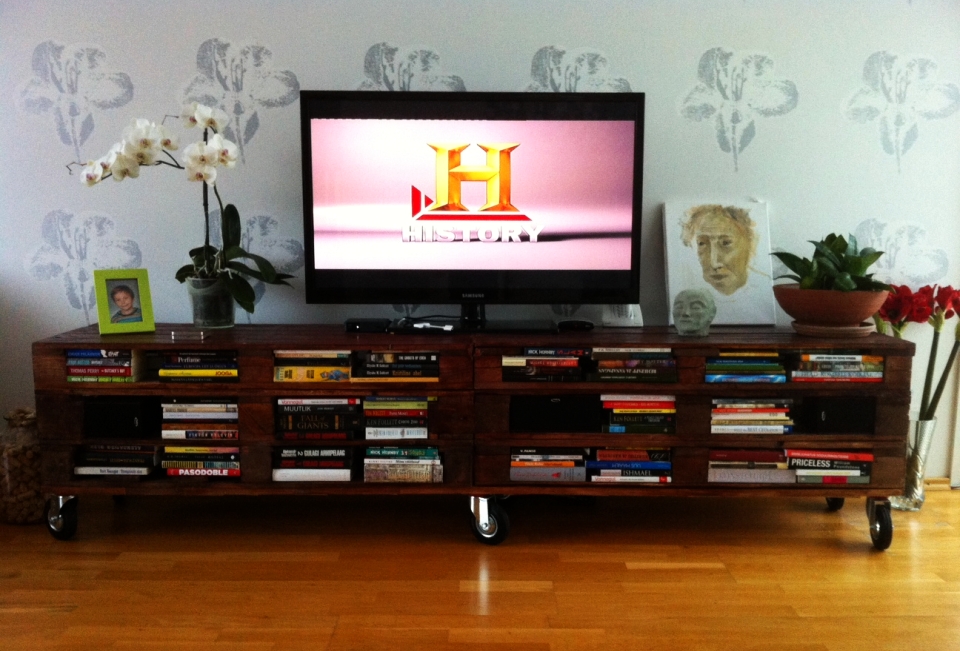 Reclaimed Pallet Tv Stand Doubles As Elegant Bookcase Homecrux Diy Tv Stand Doubles As Elegant Bookcase