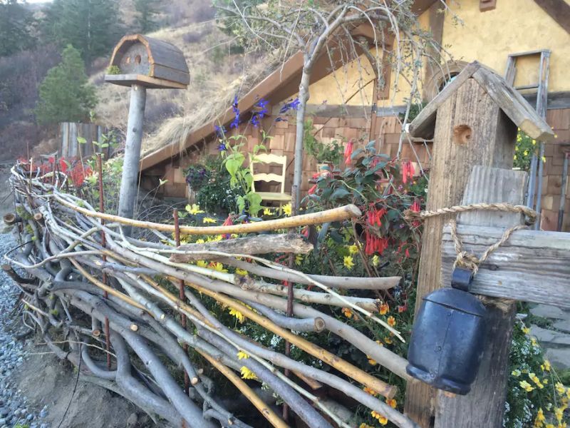 Fettle fencing outside display it like a rural structure