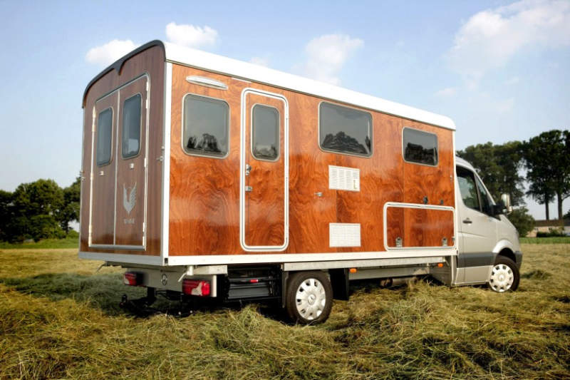 Tonke Woodline truck camper features hydraulic system to detach living