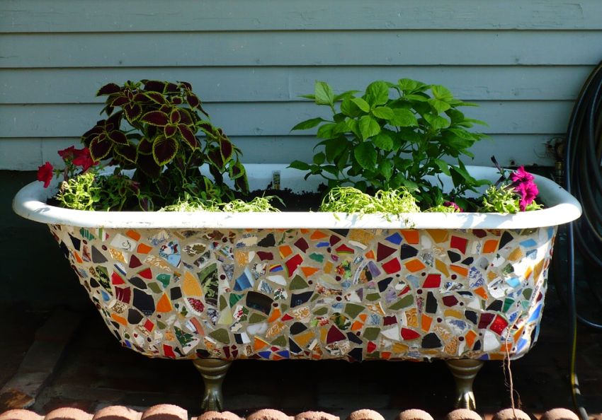 10+ Creative Ideas to Reuse & Recycle Bathtub (Pictures)