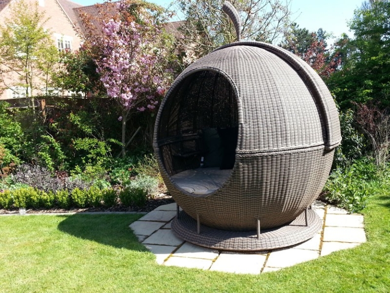 30 Unique Daybeds to Find Comfort and Peace Under the Sun