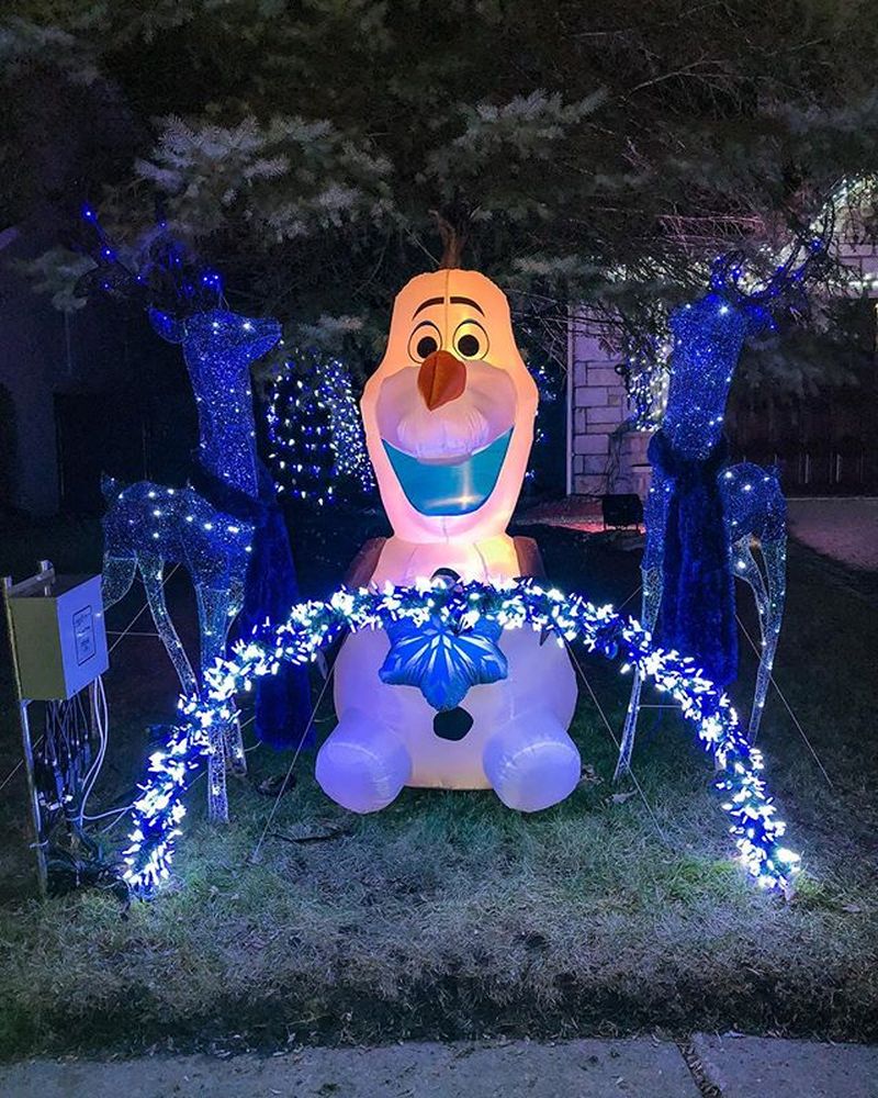 Montreal man creates Frozen-themed Christmas display using 100,000 lights