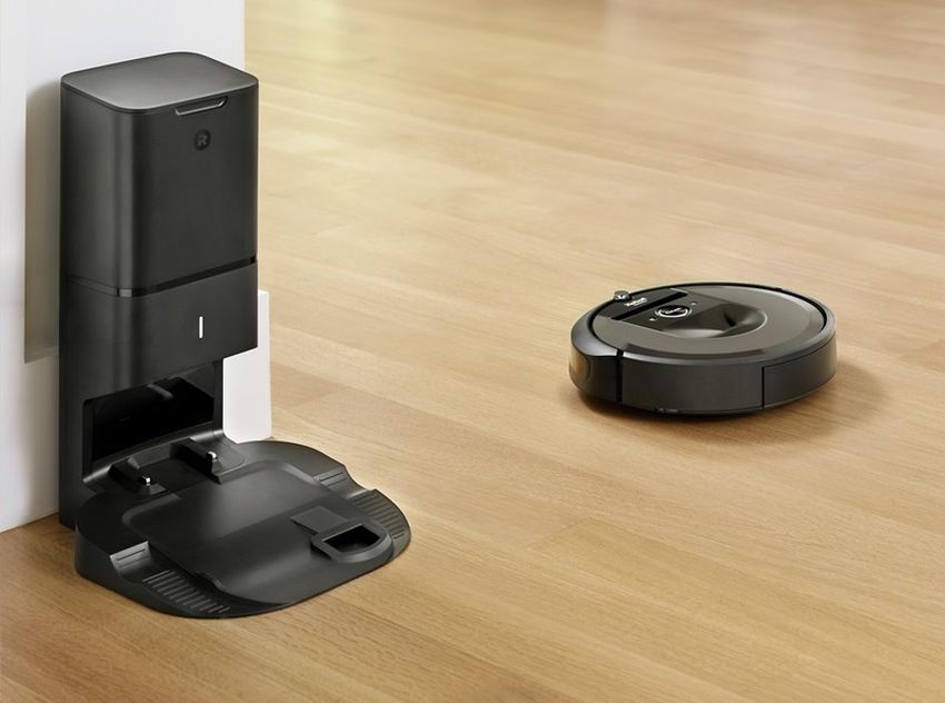 Roomba i7+ Automatically Flings Dirt into Garbage After