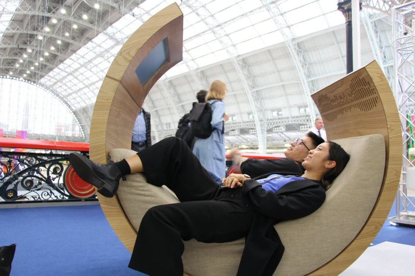 Iberco 2 0 Rocking Chair Has Built In Speakers And Screen