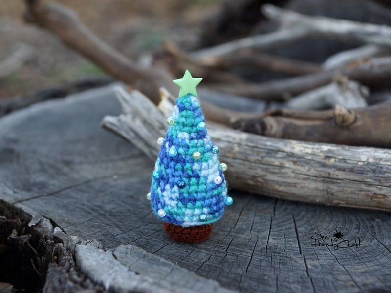 Stuffed tabletop Christmas tree