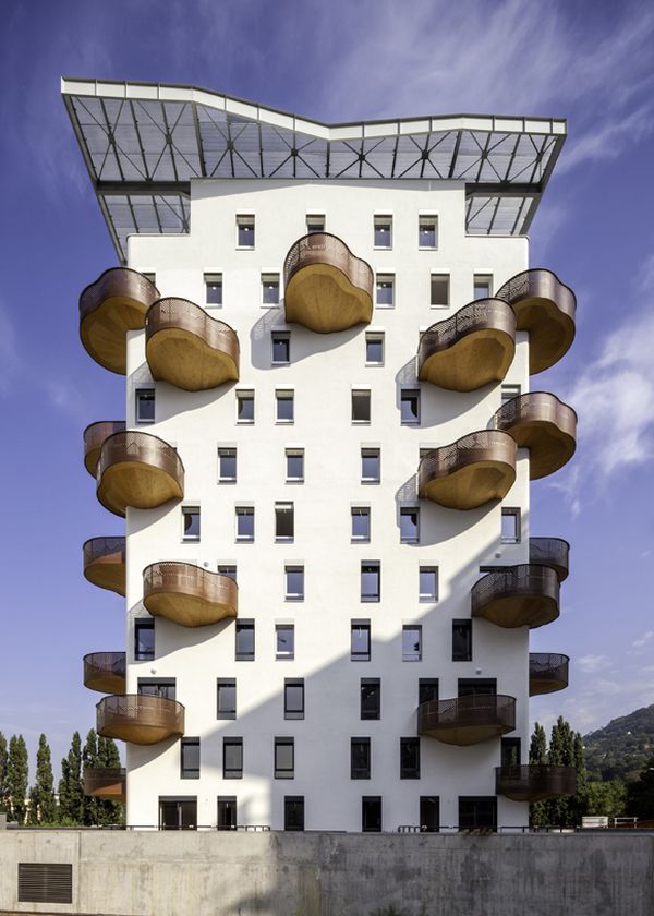 Projecting organic balconies