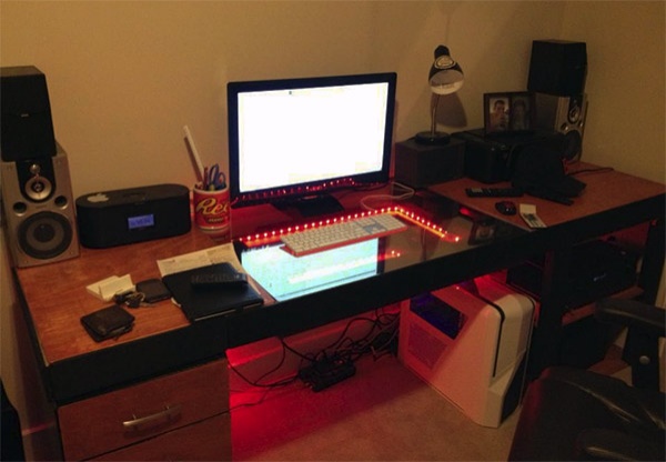 Computer desk with 'infinite effect' 