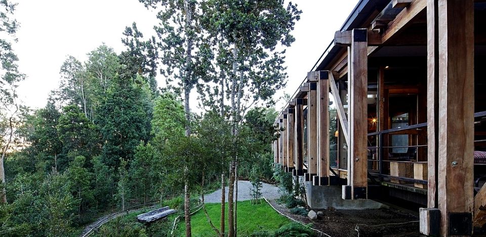 Chilean Bridge House by Aranguiz-Bunster Arquitectos