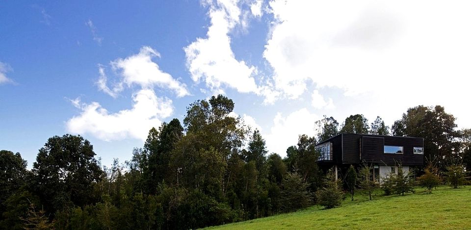 Chilean Bridge House by Aranguiz-Bunster Arquitectos