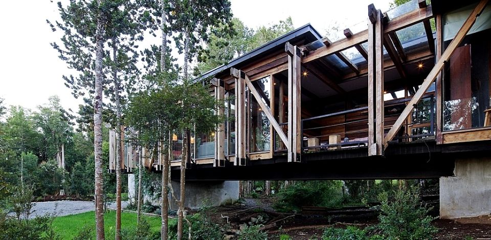 Chilean Bridge House by Aranguiz-Bunster Arquitectos