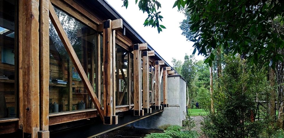 Chilean Bridge House by Aranguiz-Bunster Arquitectos