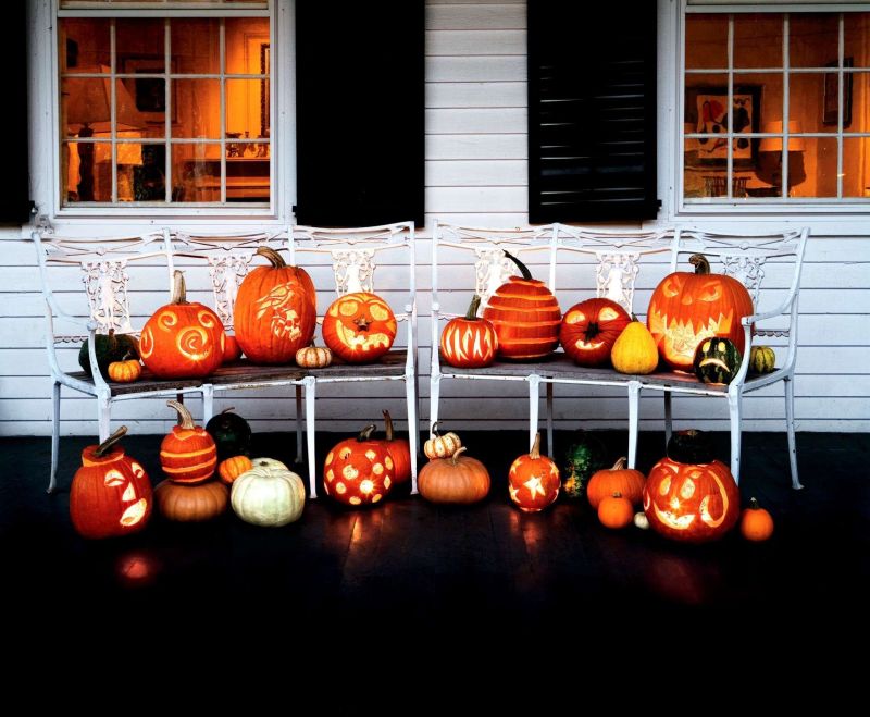 Black and orange theme for front door Halloween decoration
