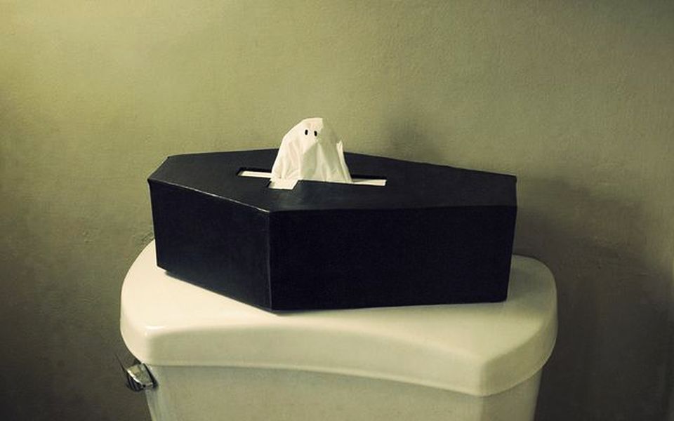 Halloween-themed bathroom décor