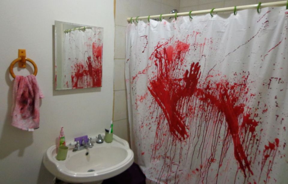 Halloween-themed bathroom décor