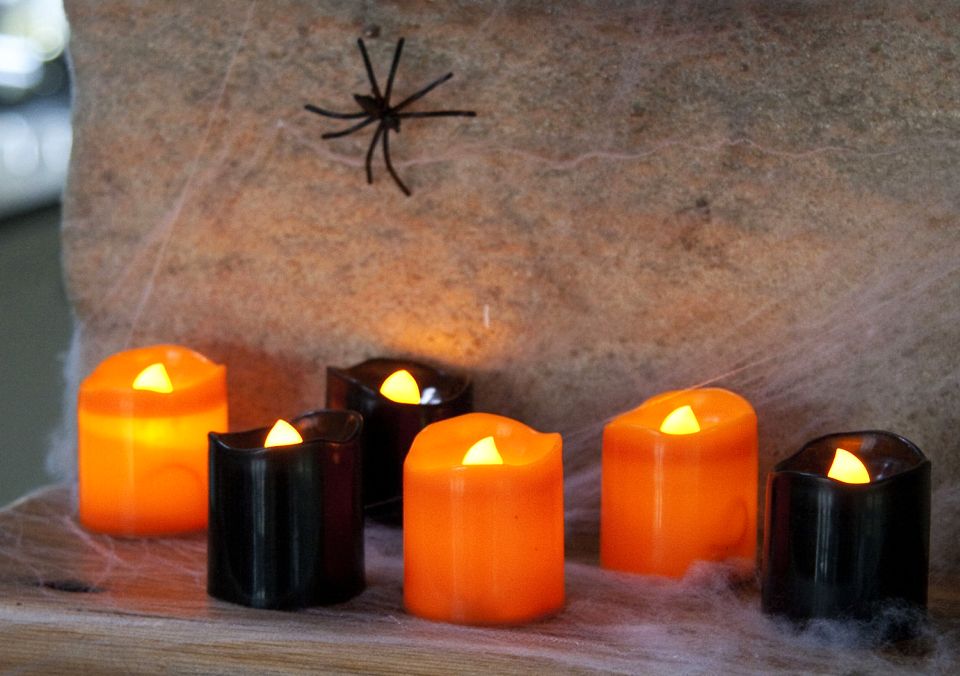 Halloween-themed bathroom décor