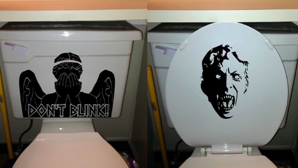 Halloween-themed bathroom décor