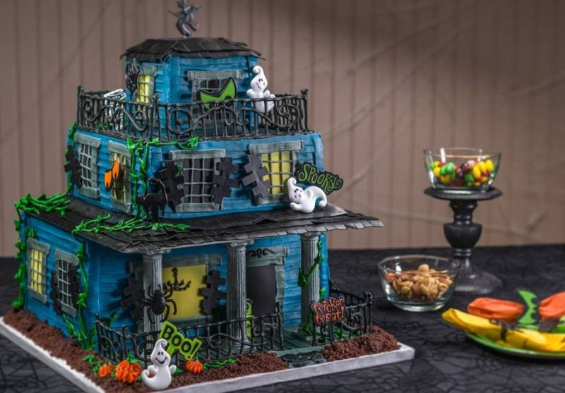 Haunted gingerbread house cake for Halloween