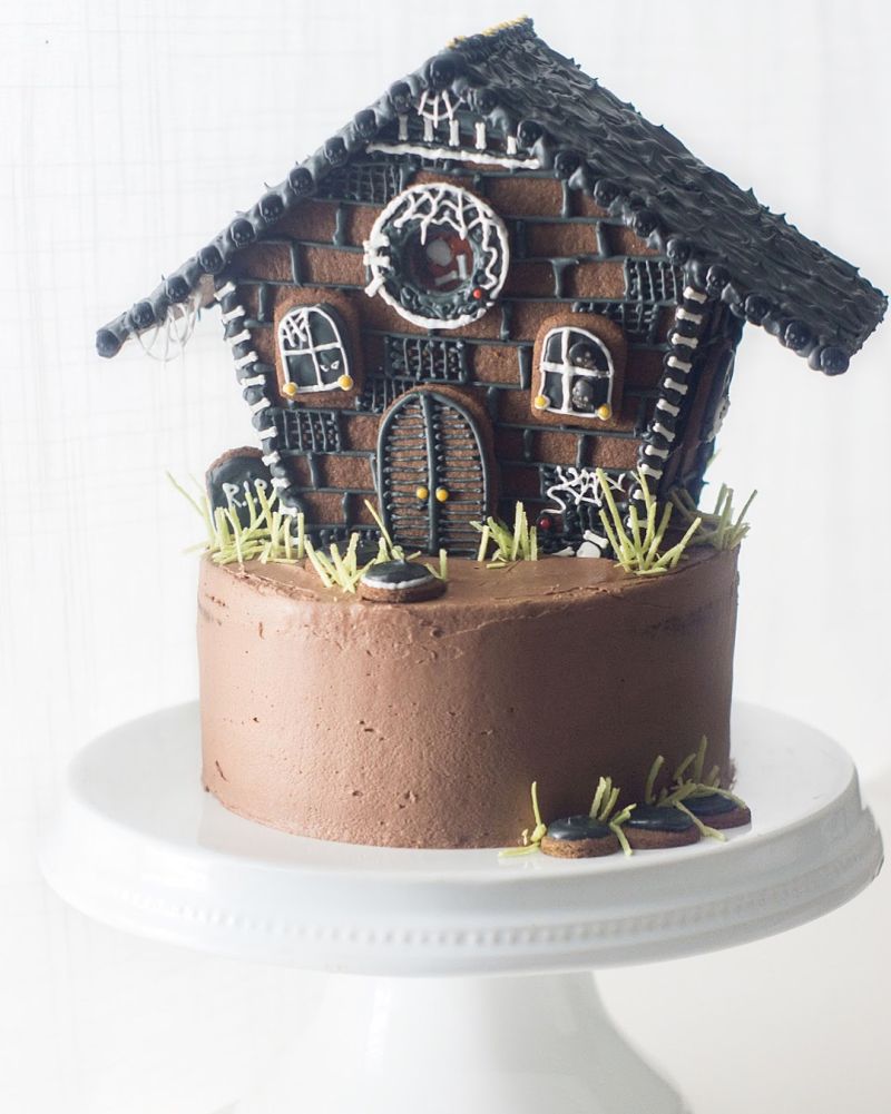 Haunted gingerbread house cake for Halloween