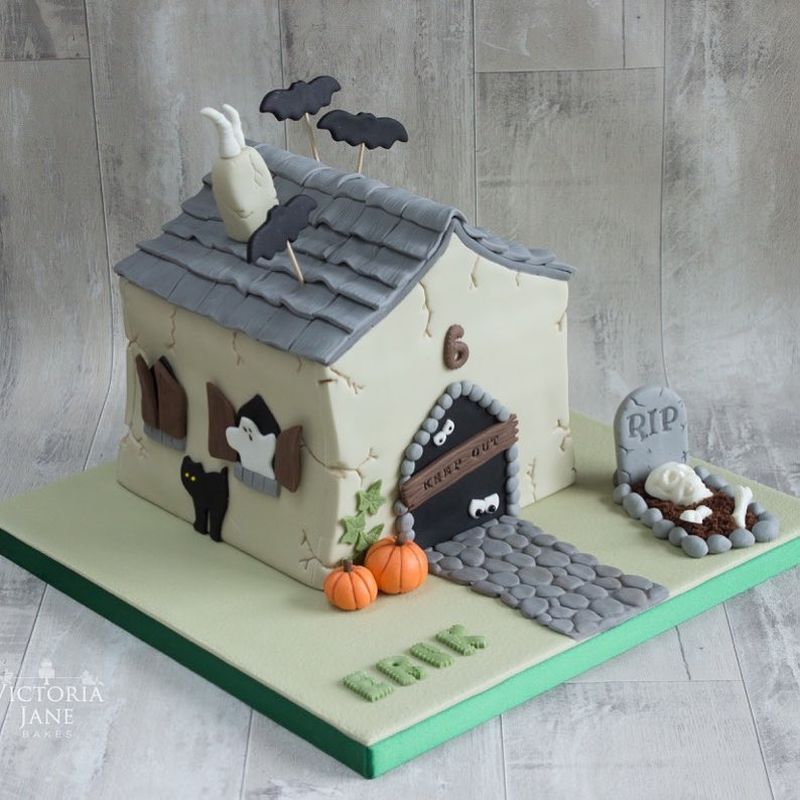 Haunted gingerbread house cake for Halloween