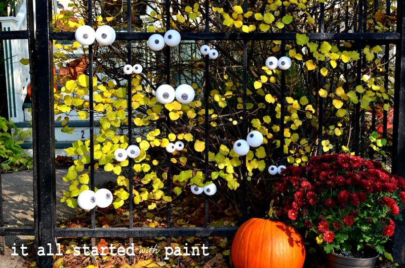 Spooky Eyes Fence decoration for Halloween