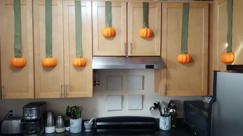 decorating kitchen with pumpkin for halloween