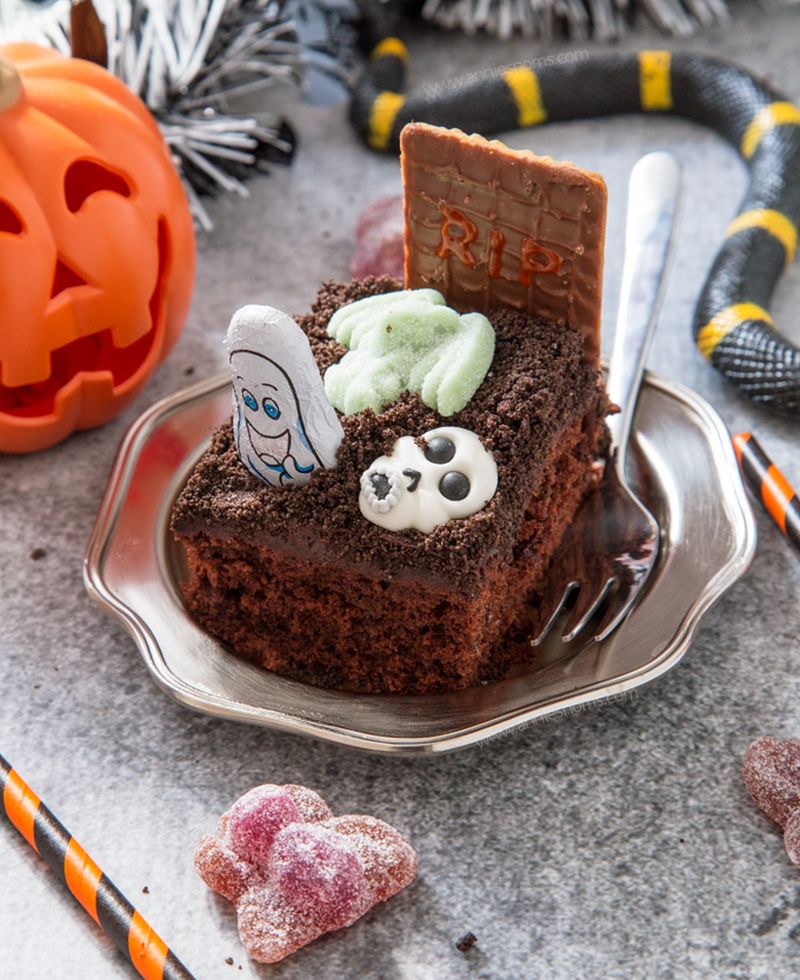 graveyard cake for Halloween