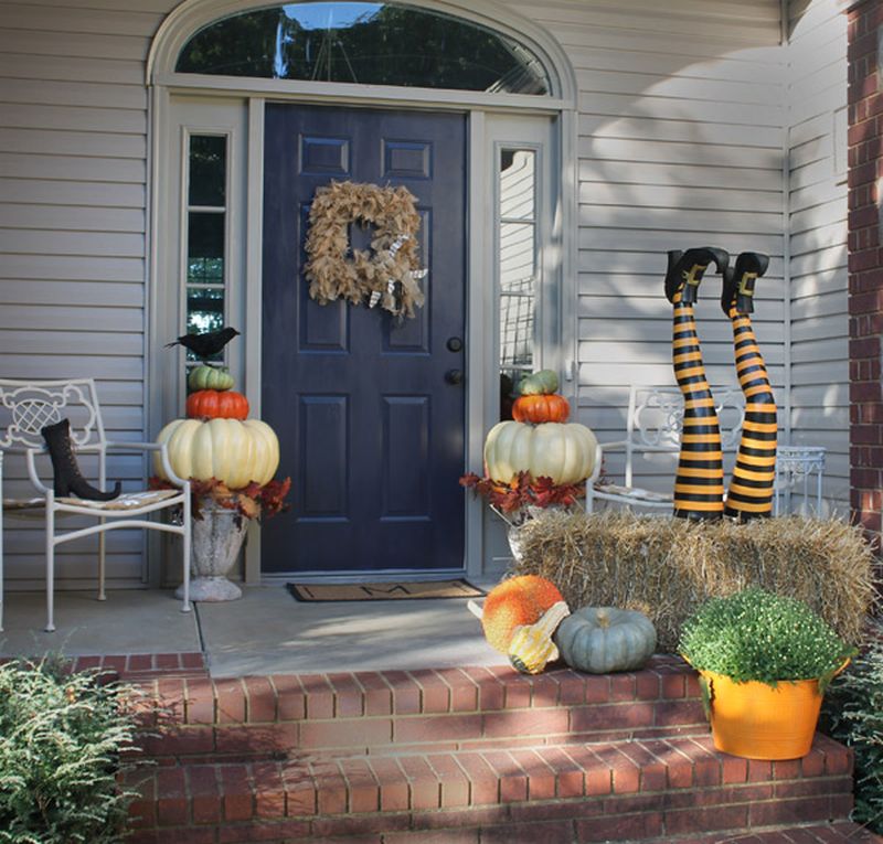 20 Front Porch Halloween Decoration Ideas for 2018