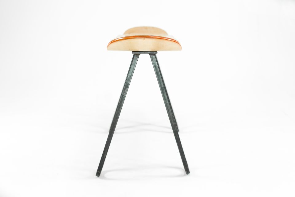 Steel One with sturdy steel legs