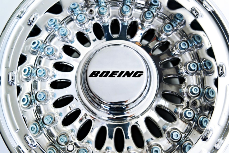 Boeing 777 coffee table