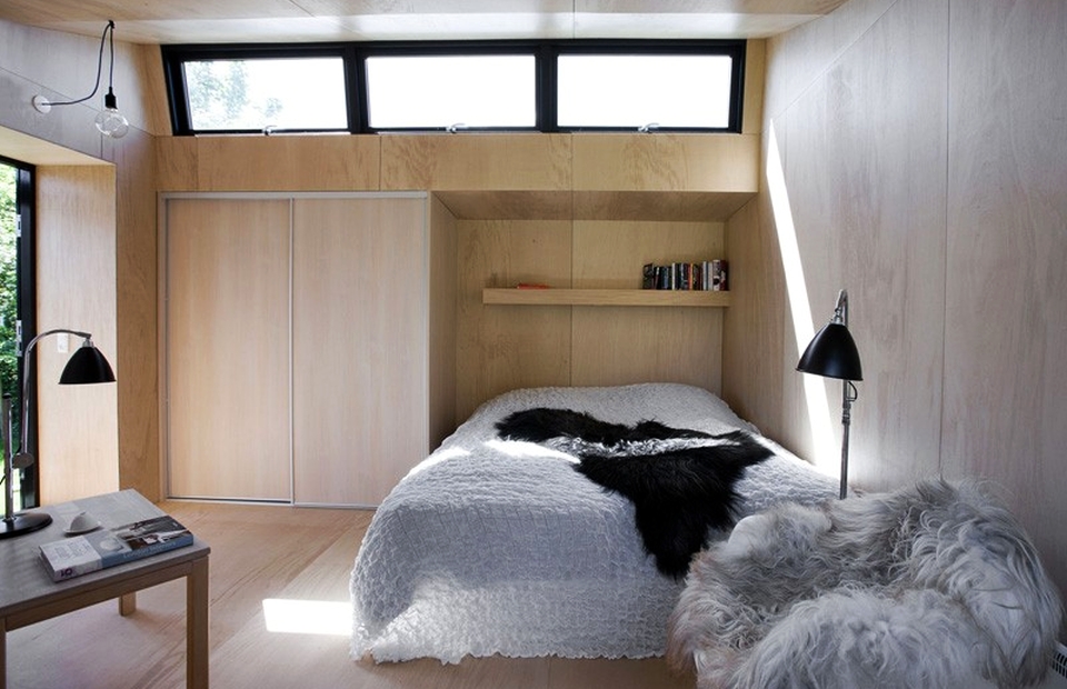 Backyard guesthouse by Martin Kallesø Architects