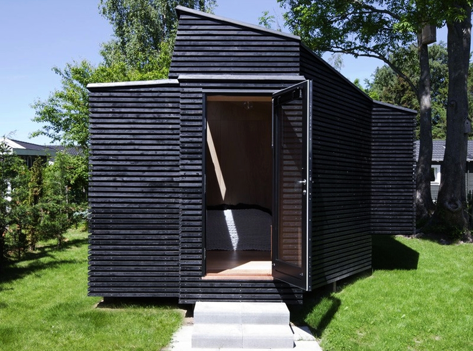 Backyard guesthouse by Martin Kallesø Architects