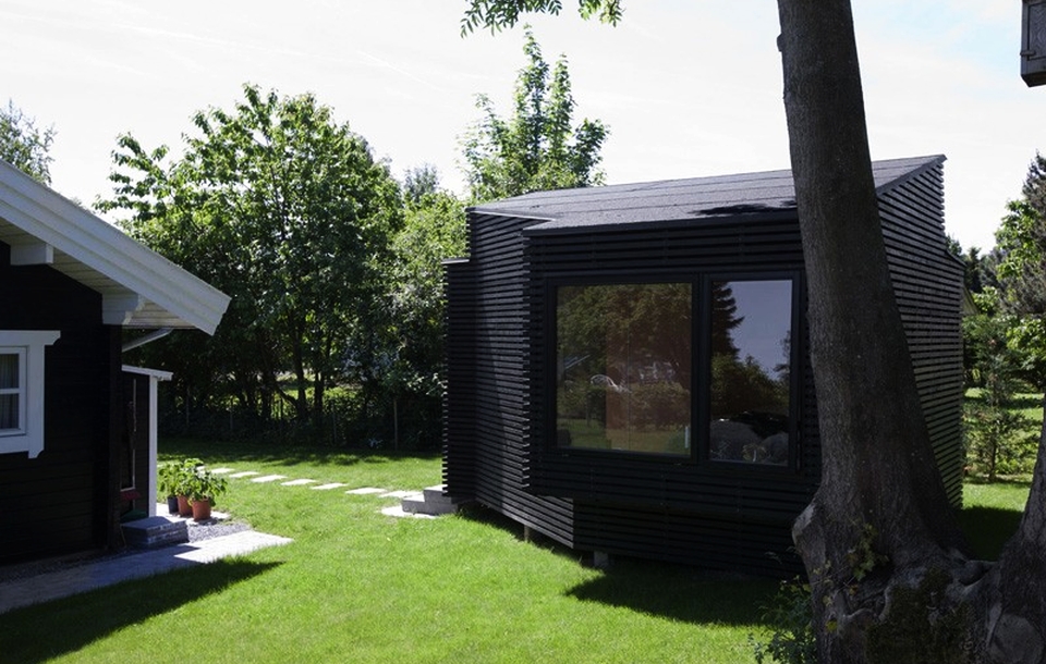 Backyard guesthouse by Martin Kallesø Architects