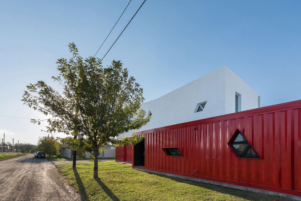 For proper ventilation and lightning, windows with high performance aluminum is used