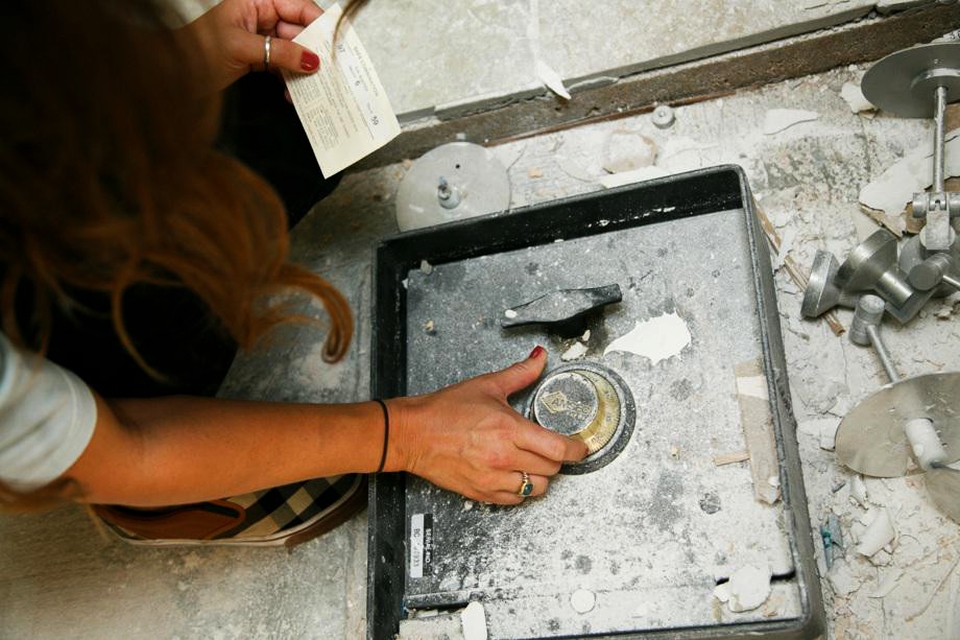 Couple Discovers A Mystery Safe Under Kitchen Floor Homecrux