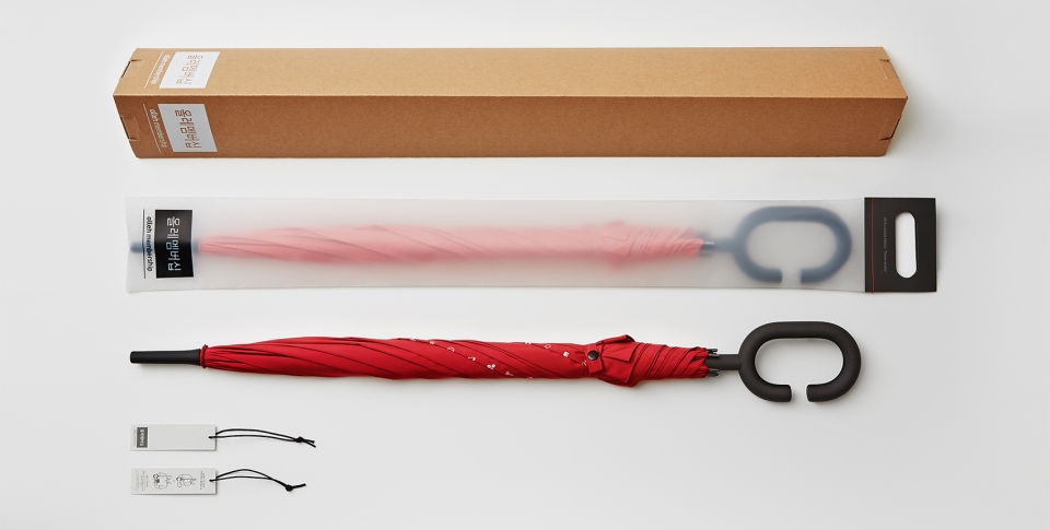 The simple yet innovative Phone-brella for safe usage of smartphone while holding umbrella