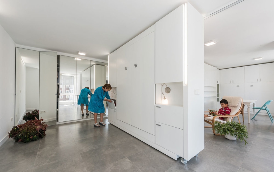 Foldable cabinets to provide clean aesthetics to the hose