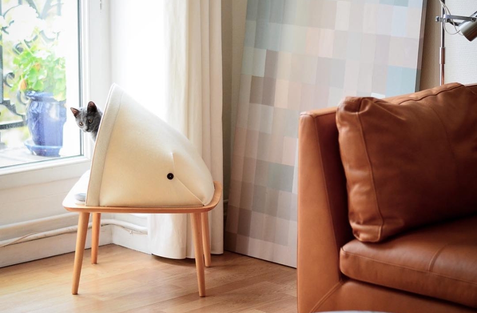 The BED is provided with removable and washable cushions
