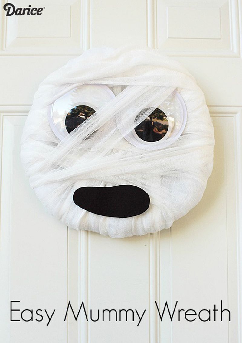 easy to make Mummy Wreath