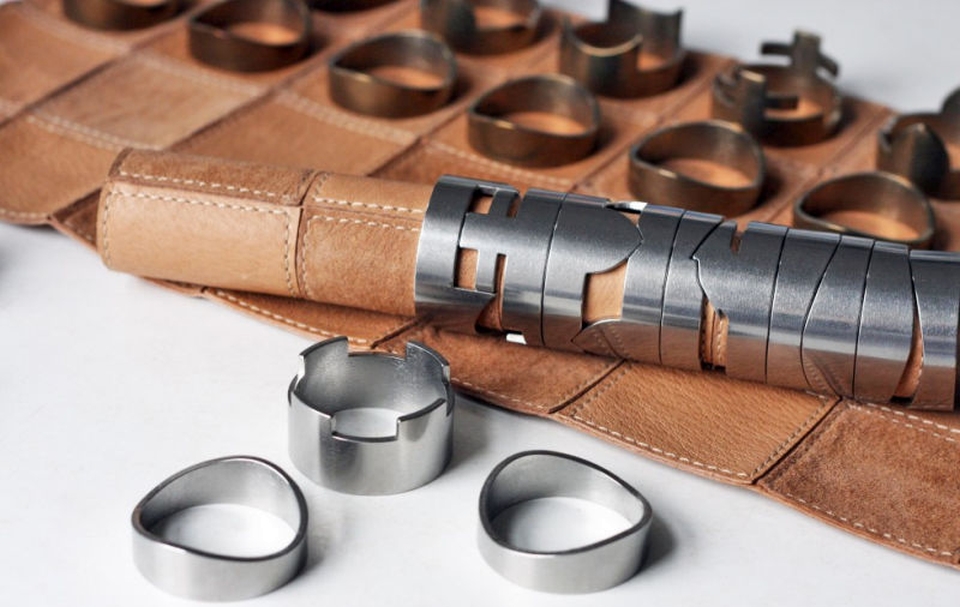 Portable leather chess set with complete 32 pieces