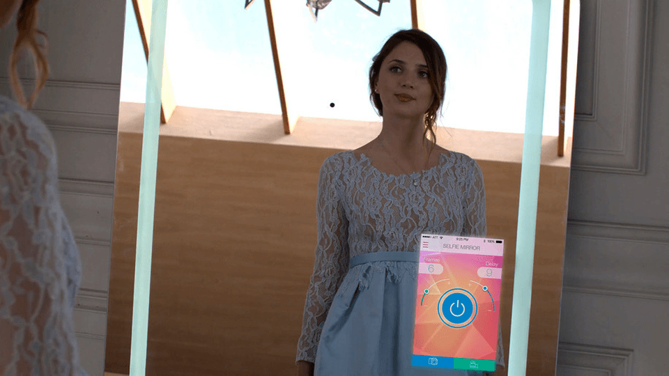 Selfie Mirror World S First Smart That Takes Perfect Selfies