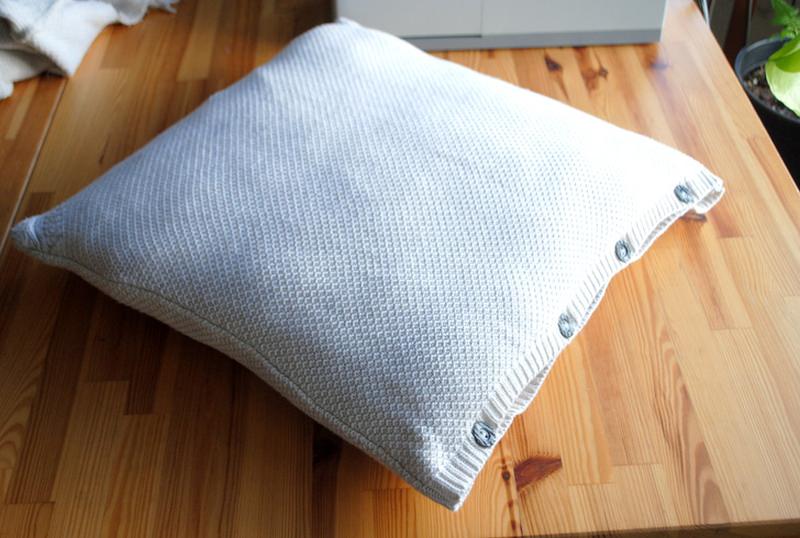 How To Make Chic Pillows Out Of Your Old Sweaters Homecrux
