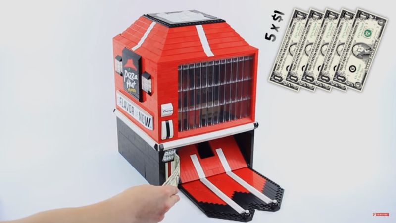 Feeding money in the Mini Machine