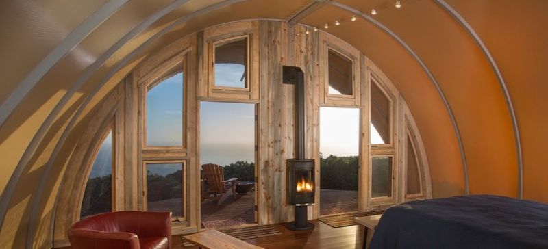 Strong structure with rustic interiors