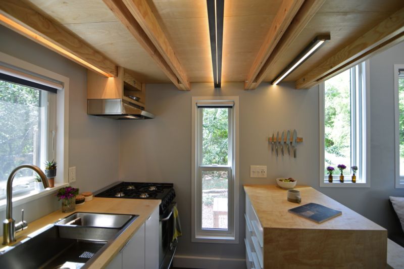 A optimum-sized sink and kitchen table