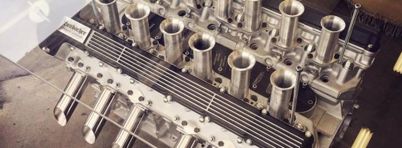 Glass top over the metal engine presents a quite good look