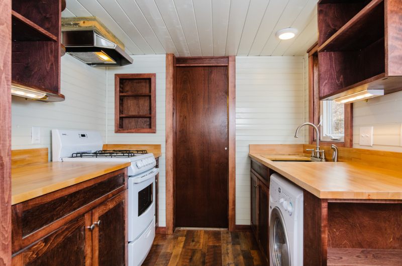 Four-burner gas with oven and fridge